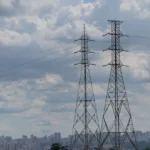 Torres de transmissão de energia elétrica de alta tensão com céu encoberto de nuvens ao fundo (Foto Fábio Rodrigues Pozzebom/Agência Brasil)