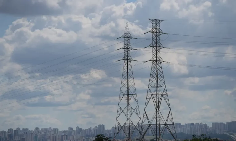 Torres de transmissão de energia elétrica de alta tensão com céu encoberto de nuvens ao fundo (Foto Fábio Rodrigues Pozzebom/Agência Brasil)