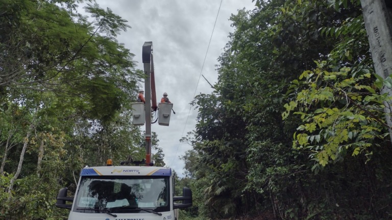 Eletricistas fazem manutenção em rede de distribuição da amazonas energia  | Divulgação Amazonas Energia