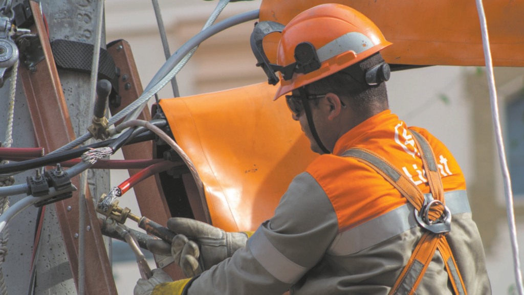 Técnico da Light desfaz conexões clandestinas na rede com energia furtada (Foto Divulgação)