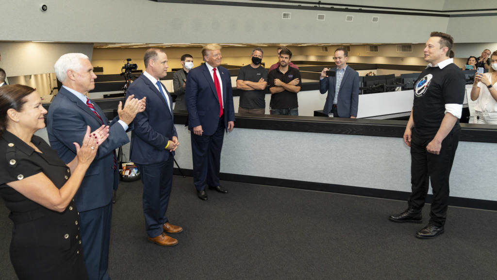 Fundador da fabricante de elétricos Tesla, Elon Musk, endossa petróleo por apoio a Donald Trump. Na imagem: Ex-presidente dos EUA, Donald Trump, e o presidente da Tesla, Elon Musk (Foto Shealah Craighead/Casa Branca)