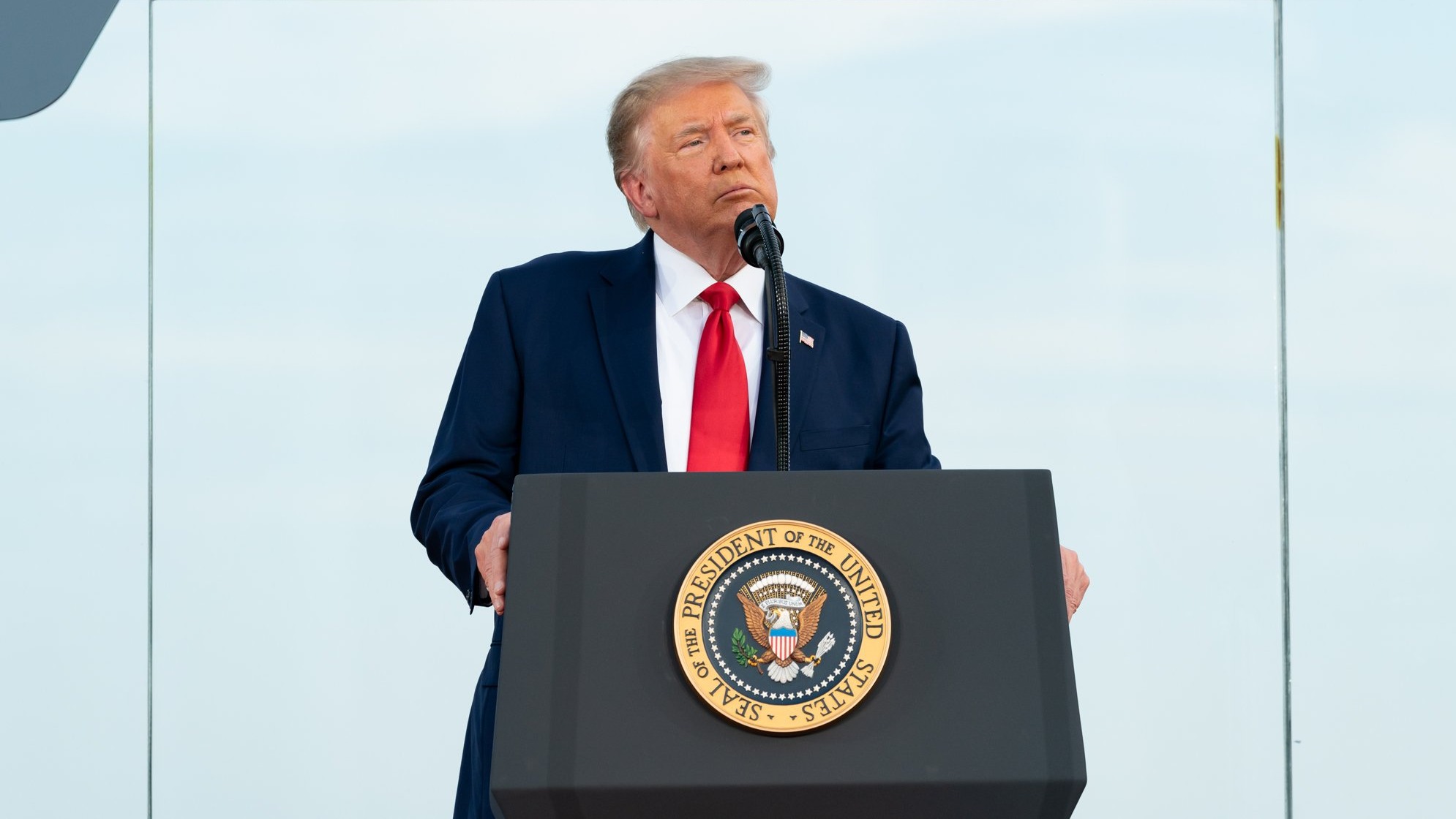 Donald Trump, presidente dos Estados Unidos, discursa em púlpito na Casa Branca (Foto Andrea Hanks/Casa Branca)