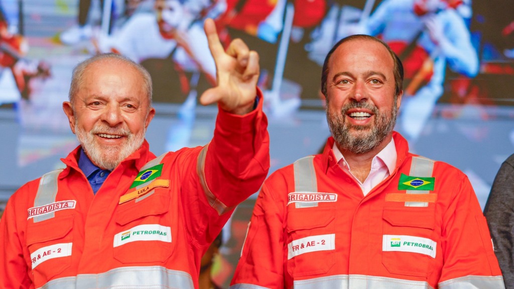 Lula e Alexandre Silveira durante a cerimônia de início da retomada das operações da Fábrica de Fertilizantes Araucária Nitrogenados SA (Foto Ricardo Stuckert/PR)