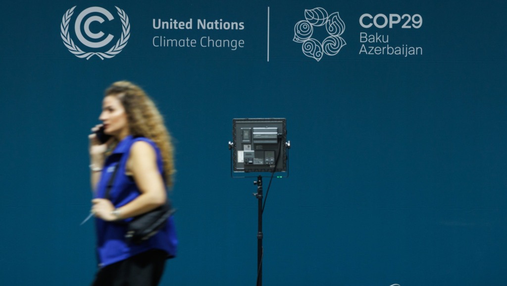 Mulher fala ao celular na COP29 - Around the venue, durante a convenção de Baku, capital do Azerbaijão, em 10/11/2024 (Foto Kamran Guliyev/UNFCCC)