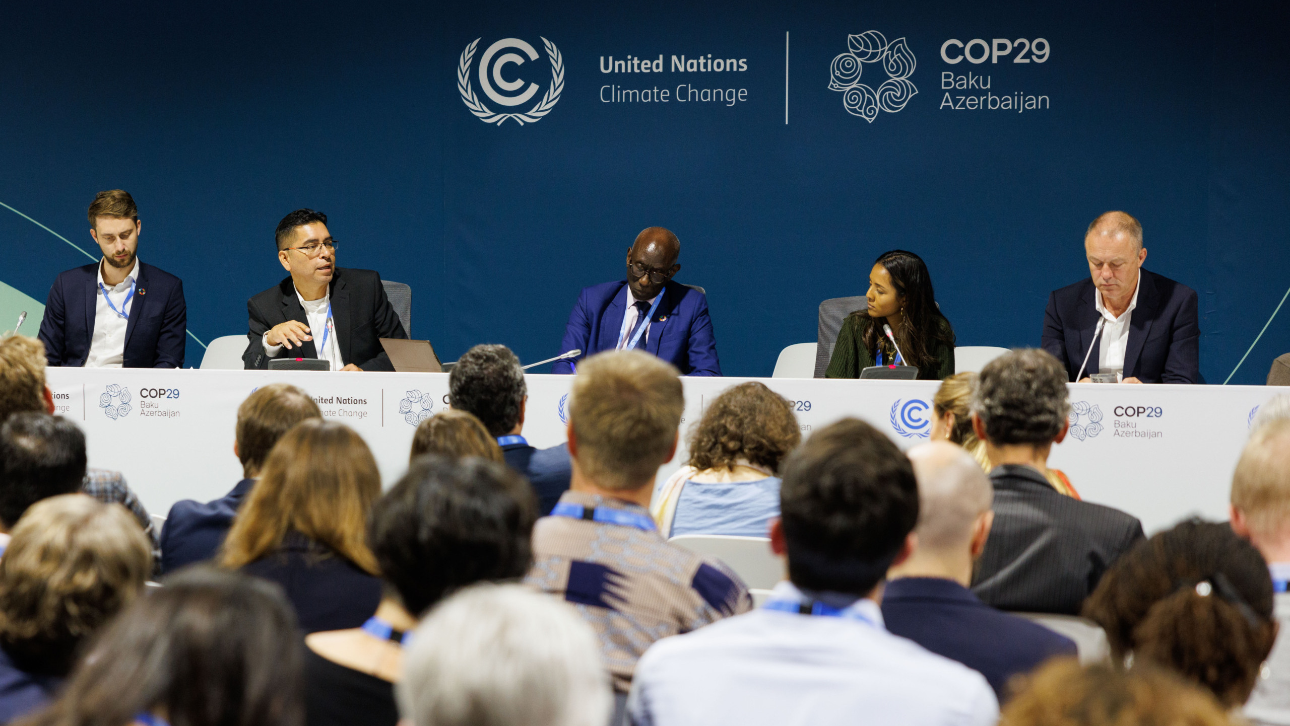 Discussão na COP29 sobre o artigo 6, que trata da integridade e estruturação nos mercados globais de carbono, em Baku, capital do Azerbaijão, em 11/11/2024 (Foto Kamran Guliyev/UNFCCC)