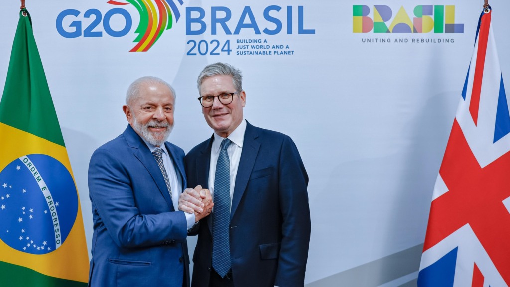 Presidente Lula [à esquerda], e o primeiro-ministro do Reino Unido, Keir Starmer [à direita], anunciam aliança para renováveis, durante o G20 no Rio, em 19/11/2024 (Foto Ricardo Stuckert/PR)