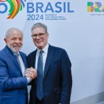 Presidente Lula [à esquerda], e o primeiro-ministro do Reino Unido, Keir Starmer [à direita], anunciam aliança para renováveis, durante o G20 no Rio, em 19/11/2024 (Foto Ricardo Stuckert/PR)