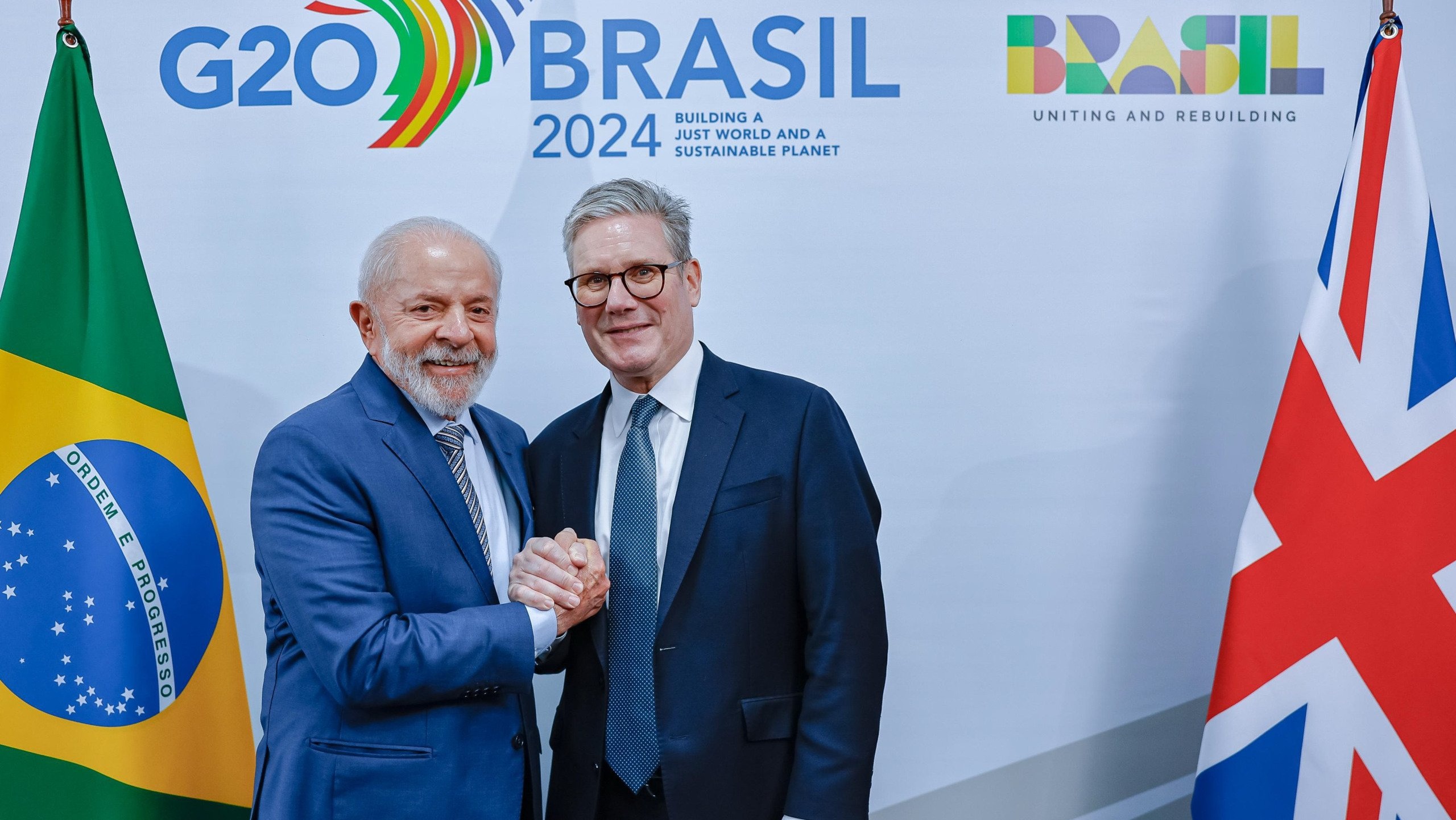 Presidente Lula [à esquerda], e o primeiro-ministro do Reino Unido, Keir Starmer [à direita], anunciam aliança para renováveis, durante o G20 no Rio, em 19/11/2024 (Foto Ricardo Stuckert/PR)