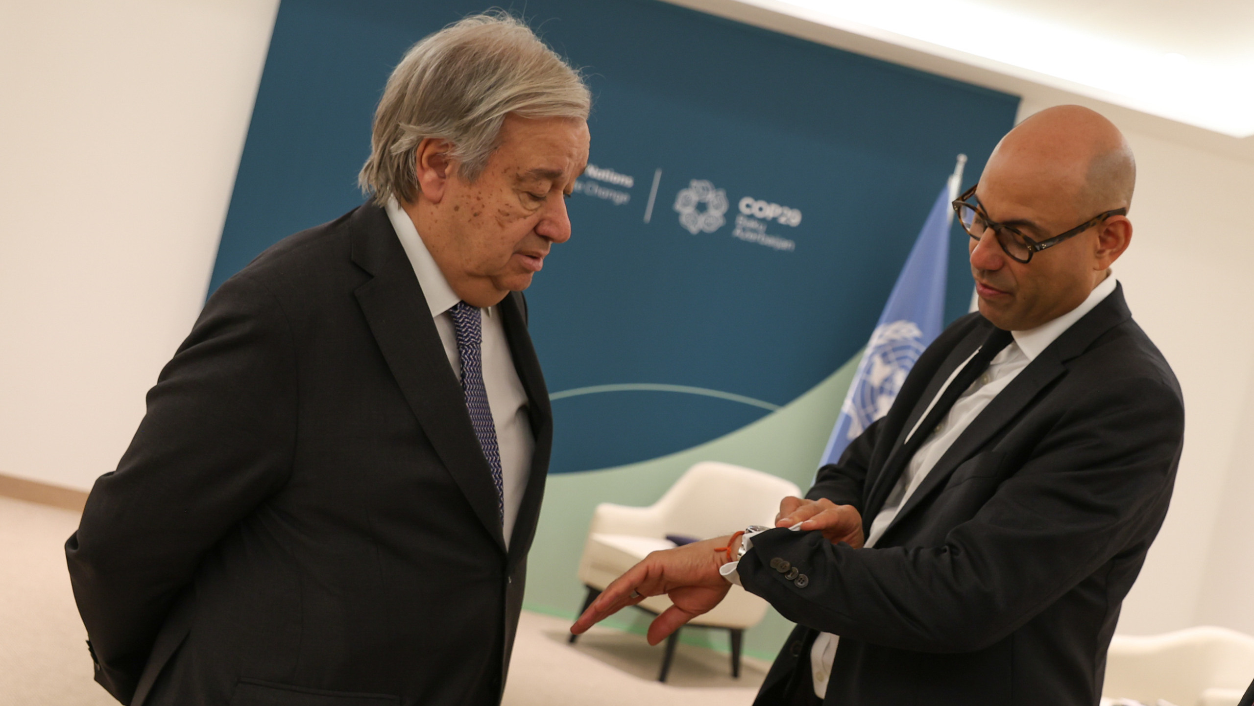 Secretário-Geral da ONU, António Guterres e secretário executivo para Mudanças Climáticas, Simon Stiell, durante reuniões bilaterais na COP29 em Baku, capital do Azerbaijão, em 22/11/2024 (Foto Kiara Worth/UNFCCC)