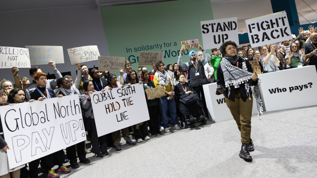 Por que os US$ 300 bilhões da COP29 em Baku frustraram as nações vulneráveis? Na imagem: Manifestação da sociedade civil durante negociações finais da COP29 (Foto Kiara Worth/UNFCCC)