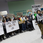 Por que os US$ 300 bilhões da COP29 em Baku frustraram as nações vulneráveis? Na imagem: Manifestação da sociedade civil durante negociações finais da COP29 (Foto Kiara Worth/UNFCCC)