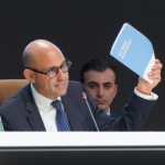 COP29 avança com Artigo 6, sobre o mercado de carbono internacional, mas ainda com problemas de conformidade. Na imagem: Simon Stiell, secretário executivo para Mudanças Climáticas da ONU, segura uma cópia do Acordo de Paris durante o encerramento da COP29 em Baku, capital do Azerbaijão, em 24/11/2024 (Foto Lucia Vasquez-Tumi/UNFCCC)