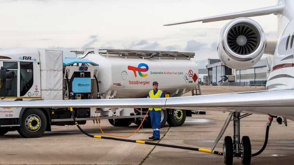 Abastecimento de aeronave da AirFrance com SAF produzido pela TotalEnergies (Foto Divulgação TotalEnergies)