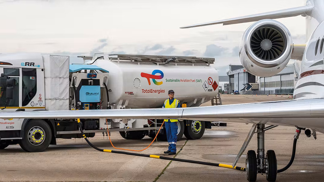 Abastecimento de aeronave da AirFrance com SAF produzido pela TotalEnergies (Foto Divulgação TotalEnergies)