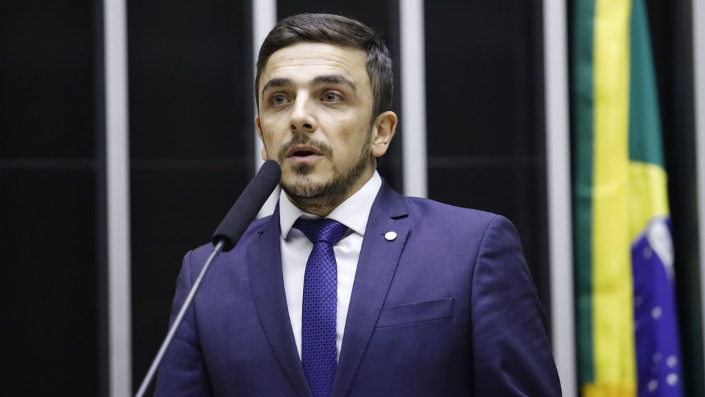 Aliel Machado, relator do projeto de lei do mercado de carbono na Câmara dos Deputados, discursa à tribuna do plenário (Foto Mário Agra/Câmara dos Deputados)