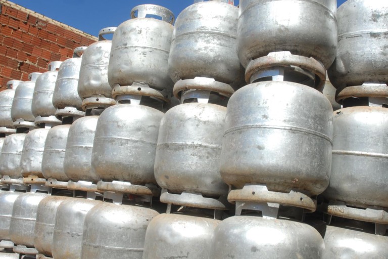 Na imagem: Botijões reciclados de 13 kg de GLP, o gás de cozinha, empilhados e enfileirados (Foto Marcelo Casal/Agência Brasil)