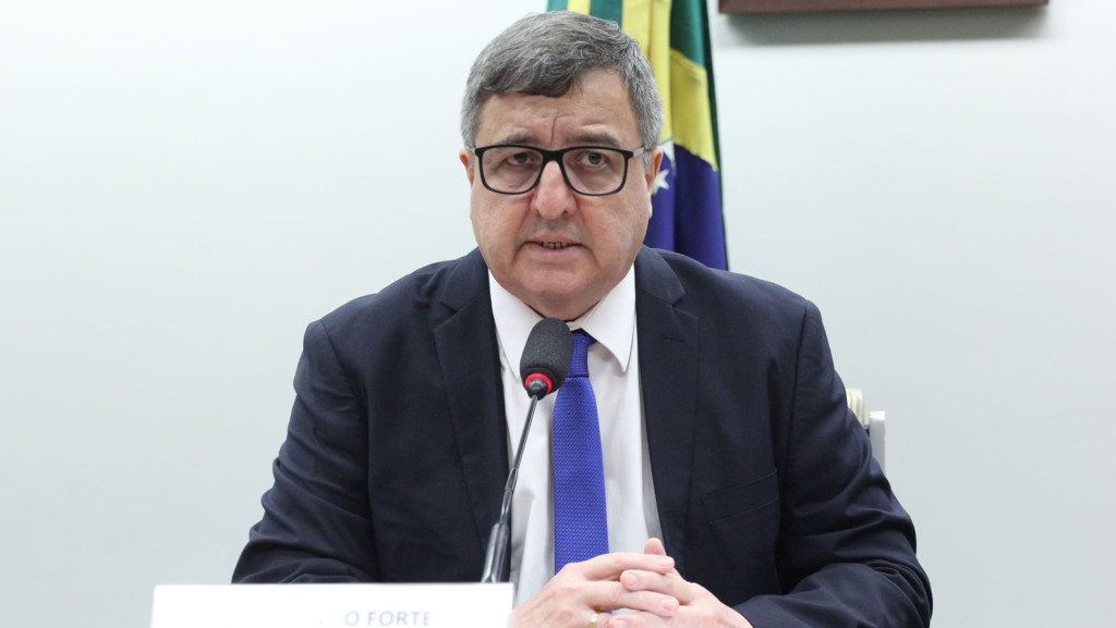 Danilo Forte protocola PEC das Agências (nº 42/2024) com mais de 200 assinaturas. Na imagem: Danilo Forte participa de audiência pública na CDE da Câmara sobre desenvolvimento sustentável, em 5/11/2024 (Foto Vinicius Loures/Câmara dos Deputados)