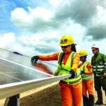 Técnicas instalam painéis solares fotovoltaicos (Foto Divulgação Neoenergia)