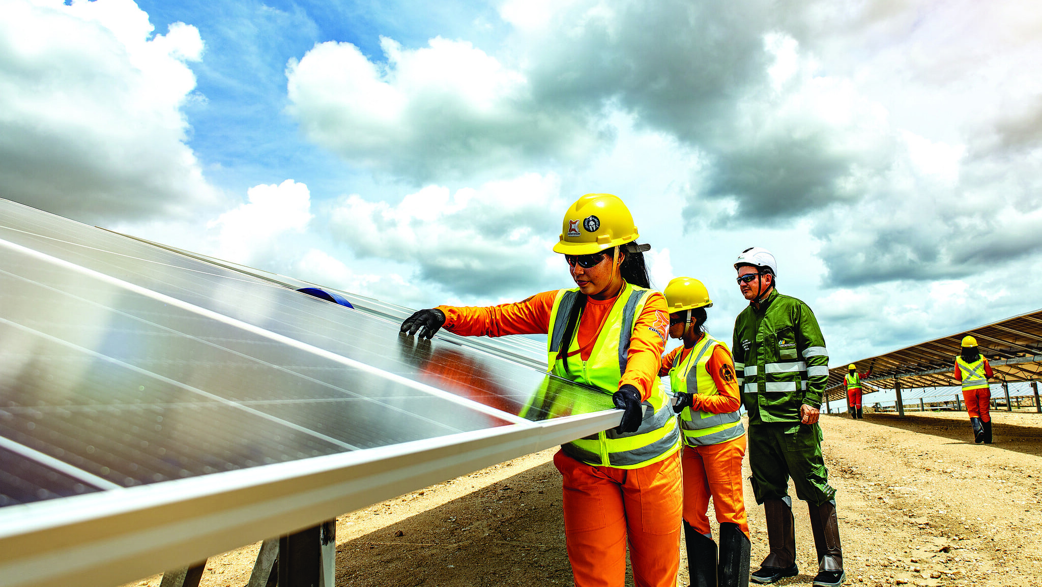 Técnicas instalam painéis solares fotovoltaicos (Foto Divulgação Neoenergia)