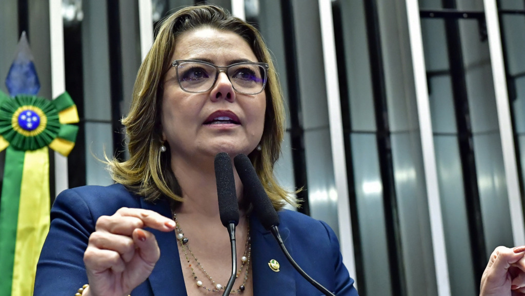 Em discurso, à tribuna do Senado, relatora do PL 182/2024 (mercado de carbono), Leila Barros, se emociona com aprovação do marco legal, em 13/11/2024 (Foto Waldemir Barreto/Agência Senado)