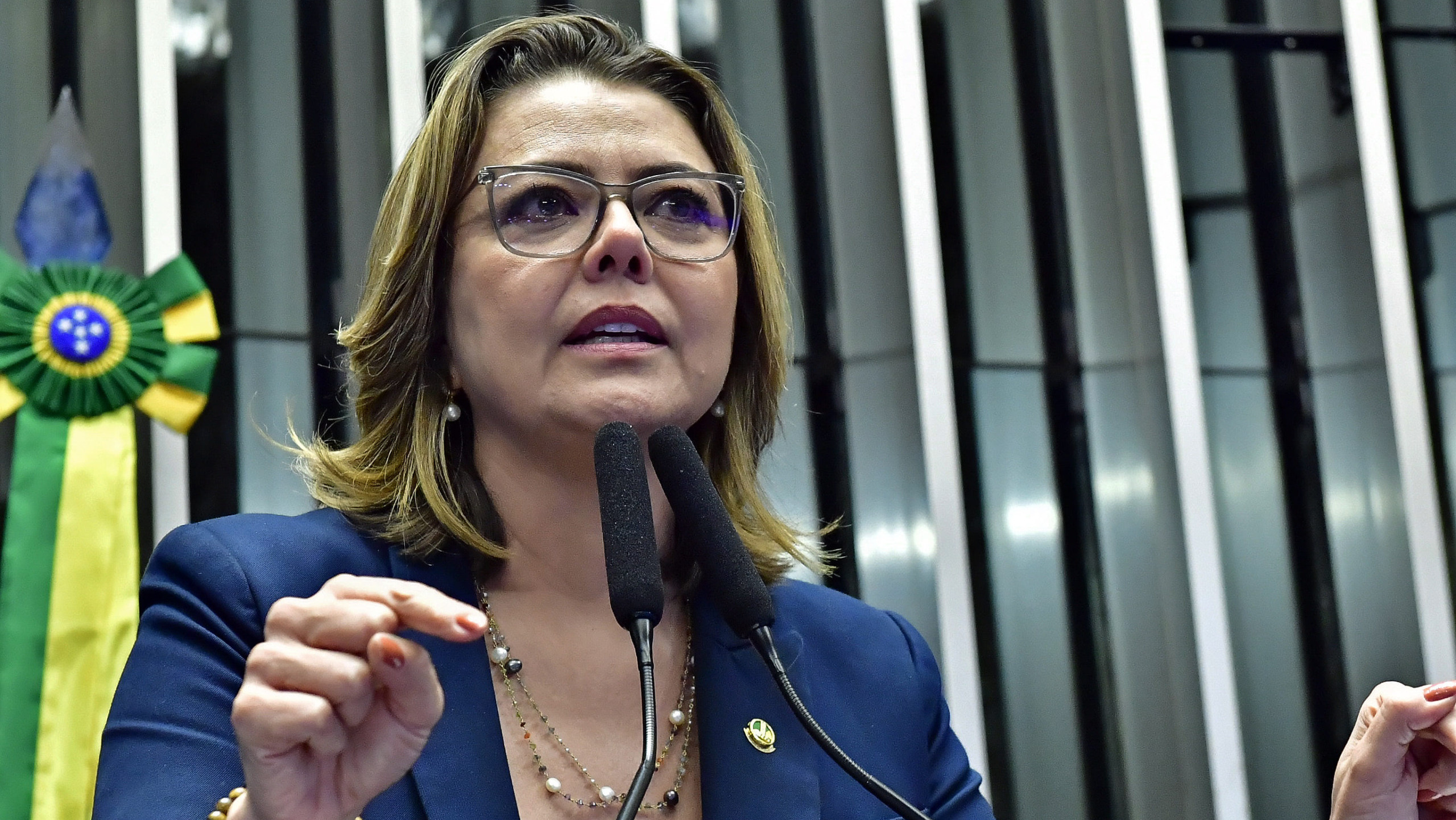 Em discurso, à tribuna do Senado, relatora do PL 182/2024 (mercado de carbono), Leila Barros, se emociona com aprovação do marco legal, em 13/11/2024 (Foto Waldemir Barreto/Agência Senado)