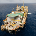 Na imagem: Plataforma P-43, com flare aberto, nos campos de Barracuda e Caratinga, da Petrobras, na Bacia de Campos (Foto Geraldo Falc&atilde;o/Petrobras)