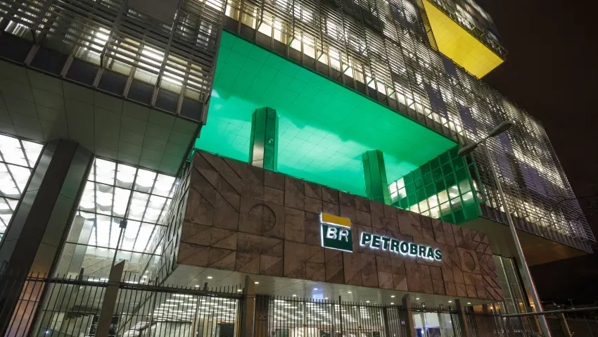 Procuradoria da ANP concorda com viabilidade judicial para processar Petrobras na disputa por abandono de poços órfãos. Na imagem: Fachada da sede da Petrobras (Edise), no Rio de Janeiro; iluminação do prédio em verde e amarelo (Foto Flávio Emanuel/Agência Petrobras)