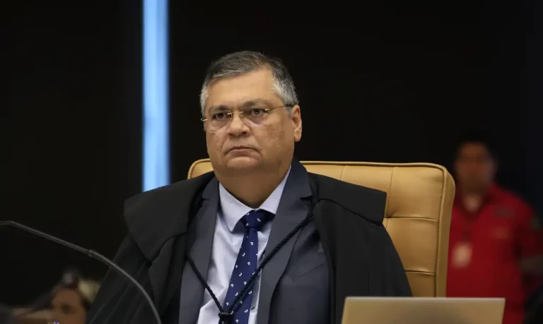 Ministro do STF, Flávio Dino [na imagem], mira bandeira branca, mas problema é agravado pela “bomba branca” (Foto Rosinei Coutinho/STF)