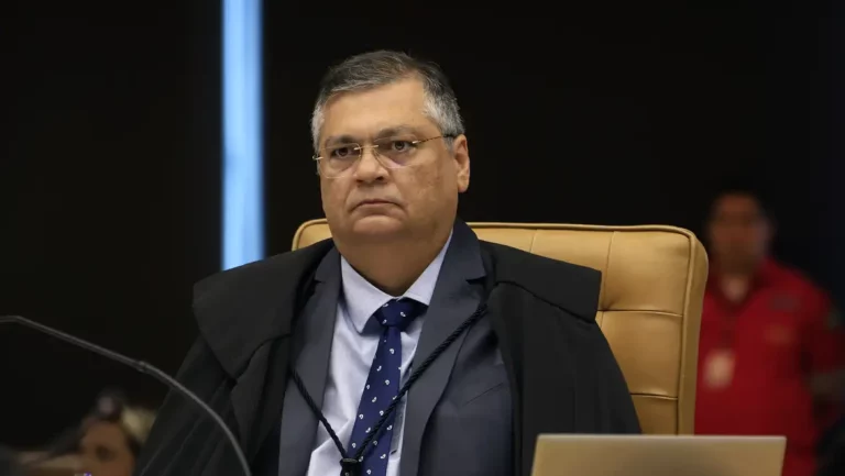 Ministro do STF, Flávio Dino [na imagem], mira bandeira branca, mas problema é agravado pela “bomba branca” (Foto Rosinei Coutinho/STF)