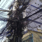 Aneel nega revisão tarifária extraordinária da Light relacionada a limites de furtos de energia. Na imagem: Poste de luz com emaranhado de fios de alta tensão. Gato na rede elétrica da Light, na Rocinha, Rio de Janeiro (Foto André Ramalho)