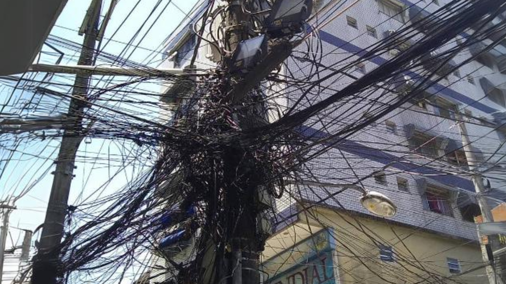 Aneel nega revisão tarifária extraordinária da Light relacionada a limites de furtos de energia. Na imagem: Poste de luz com emaranhado de fios de alta tensão. Gato na rede elétrica da Light, na Rocinha, Rio de Janeiro (Foto André Ramalho)