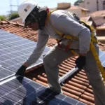 Custo da energia solar fotovoltaica residencial teve queda de 5% no terceiro trimestre de 2024. Na imagem: Instalação de sistema fotovoltaico no telhado (Foto Divulgação BlueSol)