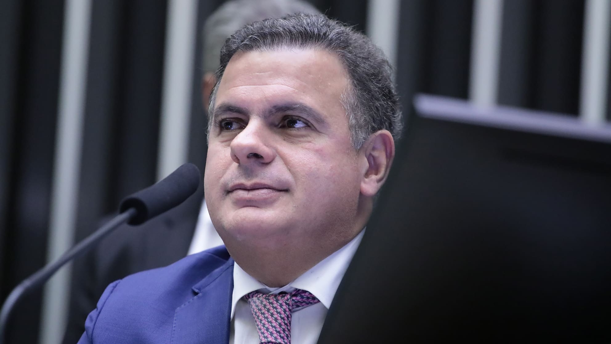 Requerimento para CPI dos combustíveis chega à Câmara dos Deputados. Na imagem: João Carlos Bacelar, à mesa diretora, no plenário da Câmara, durante votação de propostas, em 25/6/2024 (Foto Bruno Spada/Câmara dos Deputados)