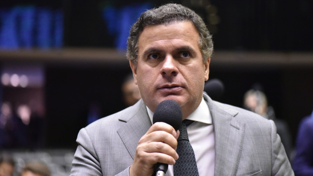 João Carlos Bacelar discursa, à bancada, no plenário da Câmara, durante votação de propostas, em 27/2/2024 (Foto Zeca Ribeiro_Câmara dos Deputados)