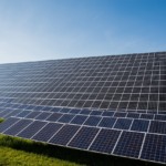 Painéis fotovoltaicos enfileirados em usina de geração solar (Foto Michael Schwarzenberger/Pixabay)