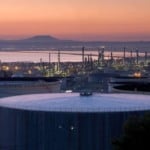 Air Liquide vai fornecer hidrogênio renovável para combustíveis sustentáveis da biorrefinaria La Mède [na imagem], da TotalEnergies, a primeira refinaria de petróleo da Total convertida para biorrefino, na França (Foto Divulgação)
