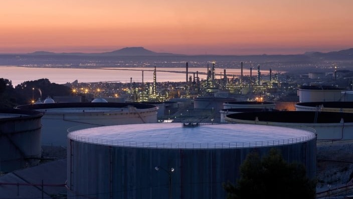 Air Liquide vai fornecer hidrogênio renovável para combustíveis sustentáveis da biorrefinaria La Mède [na imagem], da TotalEnergies, a primeira refinaria de petróleo da Total convertida para biorrefino, na França (Foto Divulgação)