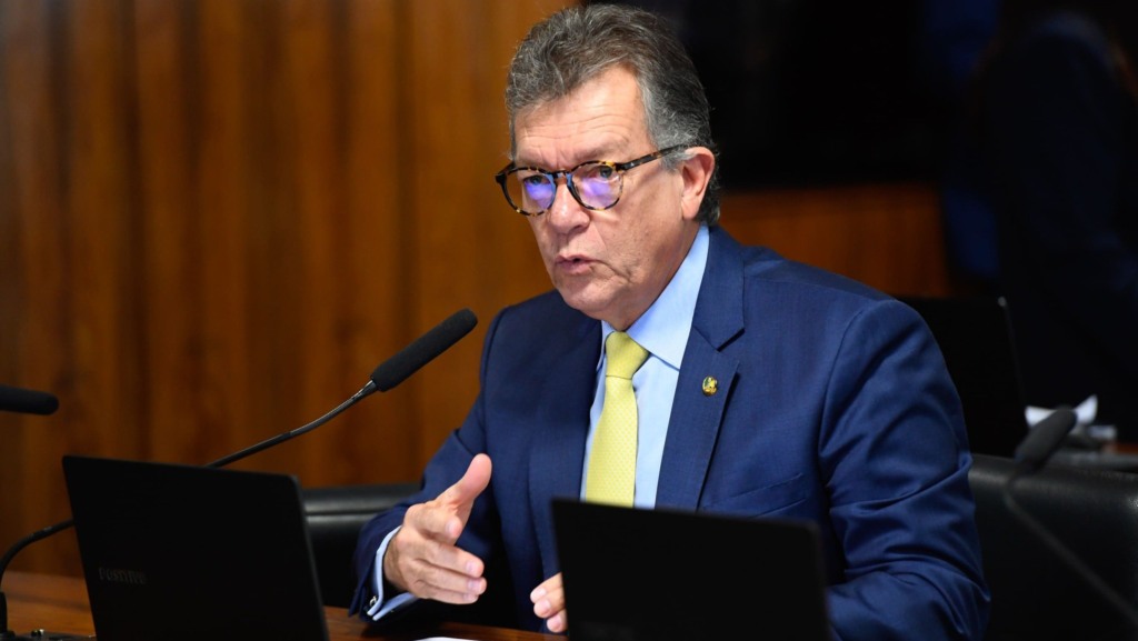 Laércio Oliveira, à bancada, apresenta mudanças na proposta de gas release, durante audiência da CE no Senado, em 26/11/2024 (Foto Roque de Sá/Agência Senado)