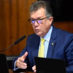 Laércio Oliveira, à bancada, apresenta mudanças na proposta de gas release, durante audiência da CE no Senado, em 26/11/2024 (Foto Roque de Sá/Agência Senado)