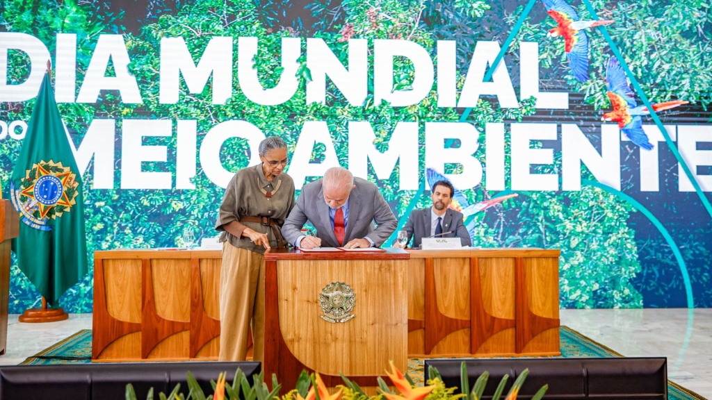 Governo Lula aposta na Estratégia Nacional de Bioeconomia para manter floresta em pé ao passo que desenvolve uma nova indústria. Na imagem: Lula e Marina Silva assinam decreto para promover bioeconomia durante cerimônia por ocasião do Dia Mundial do Meio Ambiente, no Palácio do Planalto (DF), em 5-6-2024 (Foto Ricardo Stuckert/PR)