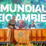 Governo Lula aposta na Estratégia Nacional de Bioeconomia para manter floresta em pé ao passo que desenvolve uma nova indústria. Na imagem: Lula e Marina Silva assinam decreto para promover bioeconomia durante cerimônia por ocasião do Dia Mundial do Meio Ambiente, no Palácio do Planalto (DF), em 5-6-2024 (Foto Ricardo Stuckert/PR)