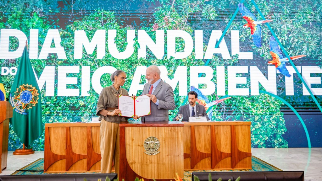 Na imagem: Lula e Marina Silva assinam decreto para promover bioeconomia durante cerimônia por ocasião do Dia Mundial do Meio Ambiente, no Palácio do Planalto (DF), em 5-6-2024 (Foto Ricardo Stuckert/PR)