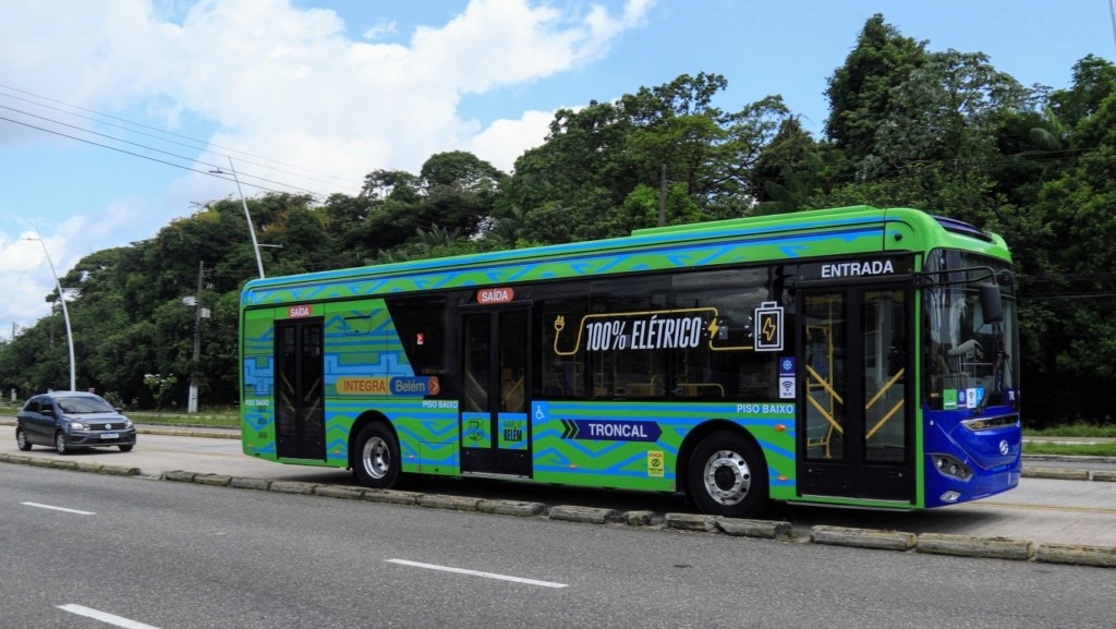 Ônibus 100% elétrico (modelo Azure A 12 BR, da TEVX Higer) adquirido pela prefeitura de Belém para a frota própria, com recursos do PAC Seleções e do BNDES (Foto Semob/Prefeitura de Belém)