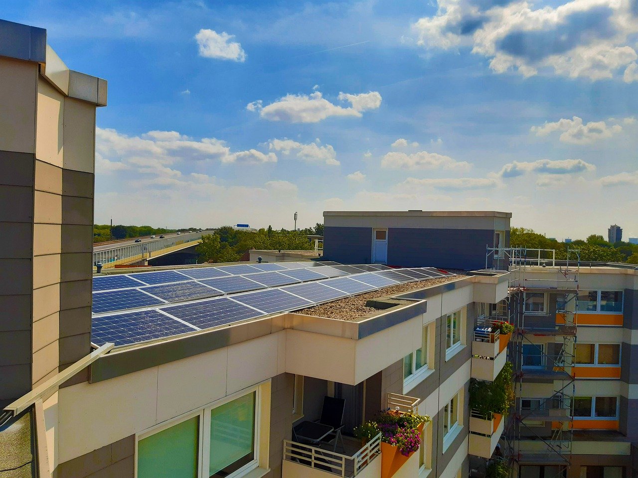 São Paulo ocupa primeiro lugar no ranking de micro e minigeração distribuída entre os estados. Na imagem: Painéis solares fotovoltaicos para geração distribuída (Foto Solarimo/Pixabay)