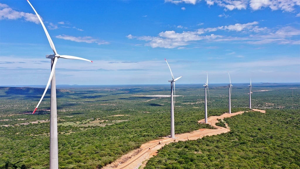 Superintendência-Geral do Cade aprova consórcio entre Nestlé e Enel Green Power para participação em parque eólico no RN. Na imagem: Sequência de aerogeradores eólicos em estrada de terra no parque eólico Lagoa dos Ventos V (399 MW) da Enel Green Power Brasil, localizado em Dom Inocêncio, no Piauí (Foto: Divulgação)