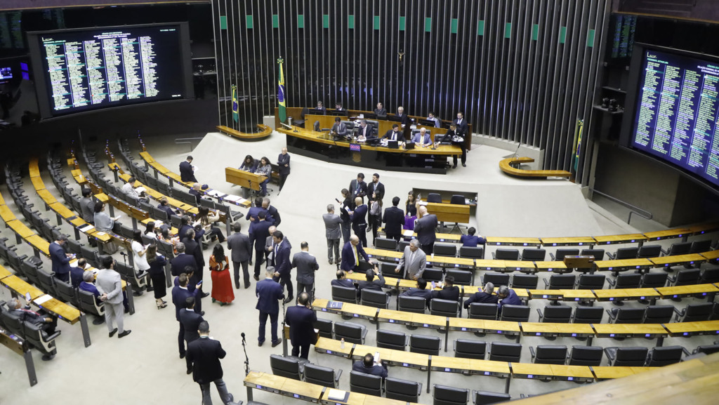 Plenário da Câmara durante sessão que aprovou o mercado brasileiro de créditos de carbono, em 19/11/2024 (Foto Mário Agra/Câmara dos Deputados)