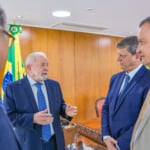 Tarcísio de Freitas cobra avanço no projeto de lei do devedor contumaz e diz que usinas de etanol estão na mira da rota do crime. Na imagem: Presidente Lula durante reunião com o governador de São Paulo, Tarcísio de Freitas, no Palácio do Planalto, em Brasília, com a presença dos ministros Rui Costa e Alexandre Padilha, em 11/1/2024 (Foto Ricardo Stuckert/PR)