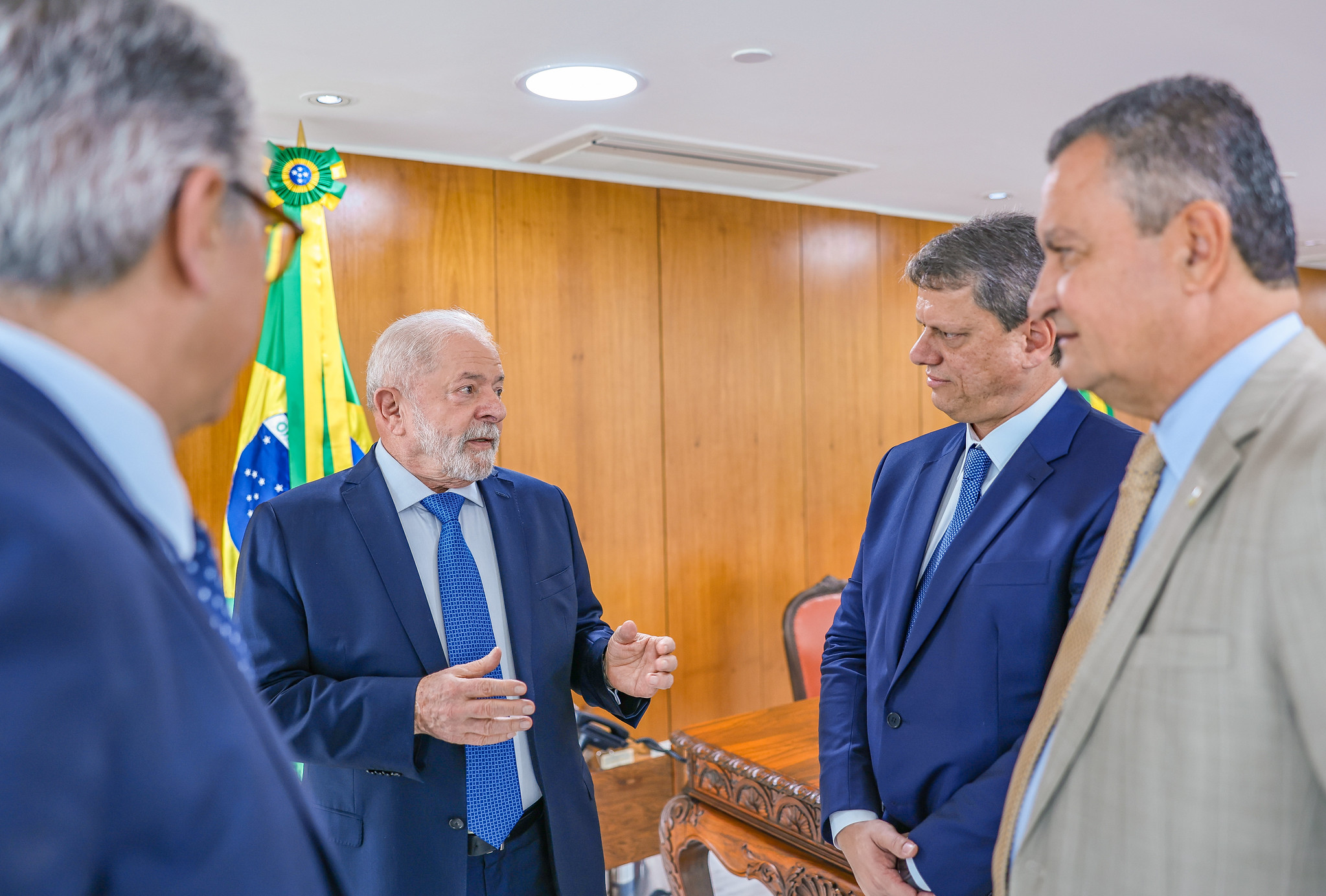 Tarcísio de Freitas cobra avanço no projeto de lei do devedor contumaz e diz que usinas de etanol estão na mira da rota do crime. Na imagem: Presidente Lula durante reunião com o governador de São Paulo, Tarcísio de Freitas, no Palácio do Planalto, em Brasília, com a presença dos ministros Rui Costa e Alexandre Padilha, em 11/1/2024 (Foto Ricardo Stuckert/PR)