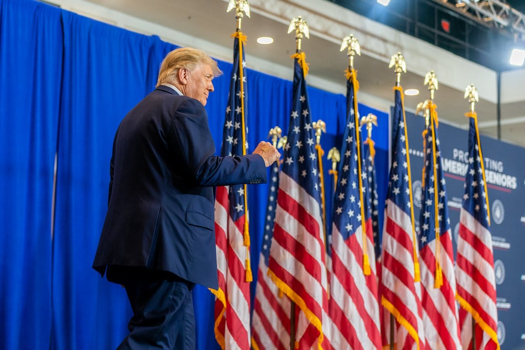 Presidente eleito dos Estados Unidos, Donald Trump, durante evento de campanha na Flórida (Foto Shealah Craighead/Casa Branca)