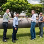 Representantes de empresas do consórcio do projeto Raia e presidente da Tenaris no Brasil assinam tubo de aço, para gasoduto que escoará o gás de Raia (Foto Reprodução Tenaris)